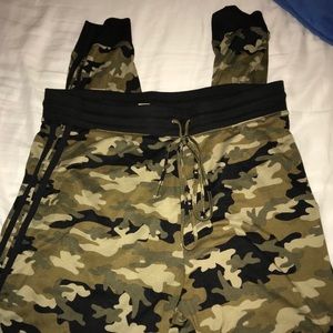 ✧camo joggers✧